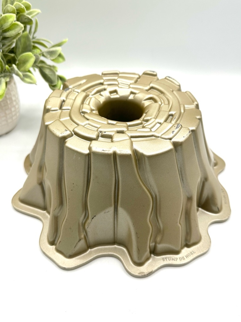 Nordic Ware RARE Stump De Noel Pan. 10 cups